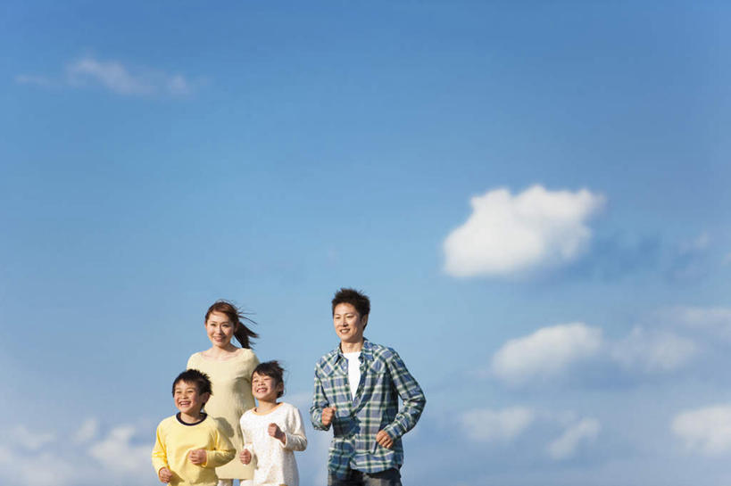东方人,儿童,四个人,家庭,夫妻,母亲,父亲,儿子,跑,笑,微笑,露齿笑,横图,室外,白天,正面,爱情,锻炼,旅游,度假,纯洁,运动,亚洲,云,云朵,浪漫,云彩,注视,黄种人,娱乐,小孩,蓝色,白云,蓝天,天空,天,观察,看,享受,休闲,温暖,温馨,父子,母子,一家人,恩爱,放松,父爱,可爱,母爱,童年,童趣,恋人,晴朗,观看,和睦,察看,关注,童真,烂漫,无邪,体育,天真,男孩,男人,男性,年轻男性,年轻女性,女人,女性,亚洲人,孩子,年轻人,夫妇,情侣,晴空,跑步,半身,彩图,健身,伴侣,融洽,男生