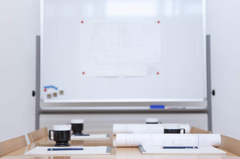 无人,横图,室内,白天,正面,桌子,静物,杯子,椅子,一堆,阴影,堆叠,堆积,光线,笔,材料,瓷器,档案,图纸,文件,影子,纸,墙,办公用品,咖啡杯,设计图,陶瓷制品,墙壁,墙面,文具,阳光,白板,学习用品,资料,堆,文具用品,文档,瓷杯,记录板,工程图,草图,蓝图,记事板,设计,彩图