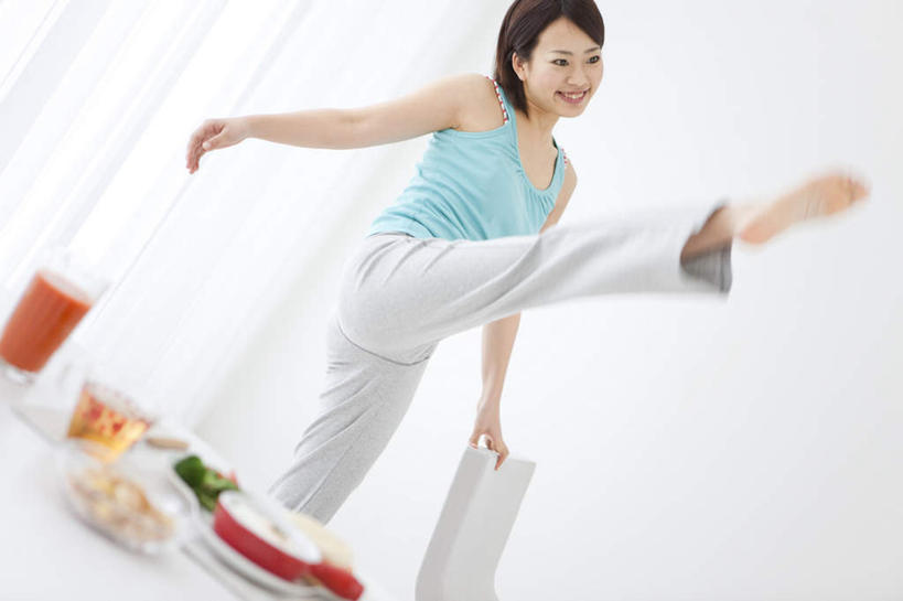 果汁,东方人,一个人,站,笑,微笑,露齿笑,横图,室内,白天,侧面,幸福,茶,窗户,窗帘,落地窗,桌子,椅子,亚洲,仅一个年轻女性,仅一个女性,仅一个人,生菜,莴苣,茶叶,饮品,抬腿,注视,黄种人,光脚,娱乐,玻璃窗,食物,花茶,观察,看,站着,享受,休闲,温馨,赤脚,放松,乐趣,搭,保健,养生,观看,花草茶,察看,舒适,搭着,关注,春菜,鹅仔菜,莴仔菜,千金菜,香花茶,香片,熏花茶,叶用莴苣,年轻女性,女人,女性,亚洲人,站立,彩图,全身