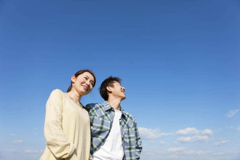 东方人,家庭,夫妻,站,闭眼,笑,微笑,露齿笑,横图,室外,白天,仰视,爱情,旅游,度假,亚洲,云,云朵,浪漫,云彩,注视,黄种人,娱乐,手叉腰,蓝色,白云,蓝天,天空,天,叉腰,观察,看,站着,享受,休闲,温暖,温馨,一家人,恩爱,放松,恋人,晴朗,观看,和睦,察看,双手叉腰,关注,男人,男性,年轻男性,年轻女性,女人,女性,亚洲人,年轻人,夫妇,情侣,晴空,闭眼睛,闭着眼,闭着眼睛,站立,半身,彩图,低角度拍摄,伴侣,融洽