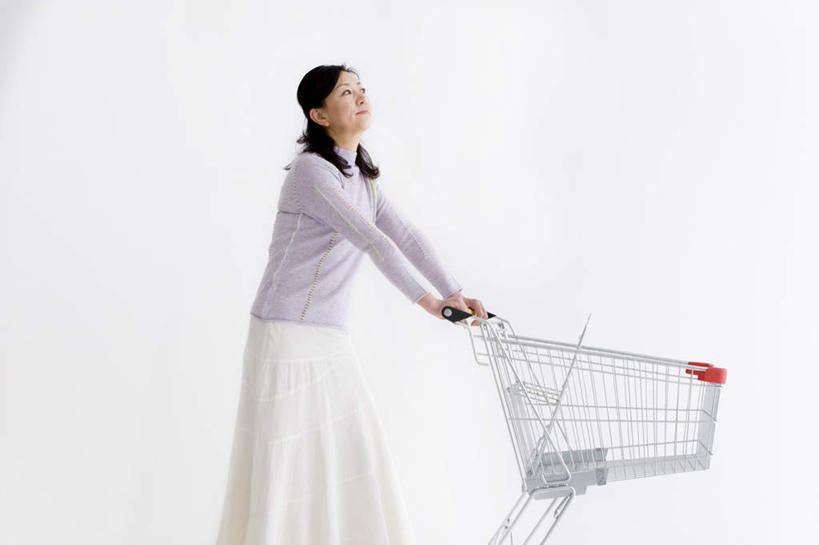 东方人,一个人,站,横图,室内,白天,白色背景,侧面,购物,消费,购物车,亚洲,仅一个年轻女性,仅一个女性,仅一个人,握,拿,拿着,注视,黄种人,观察,看,站着,搭,握着,金融,摄影,影棚,观看,察看,搭着,关注,选购,贸易,血拼,年轻女性,女人,女性,亚洲人,站立,半身,彩图,影棚拍摄,拍摄