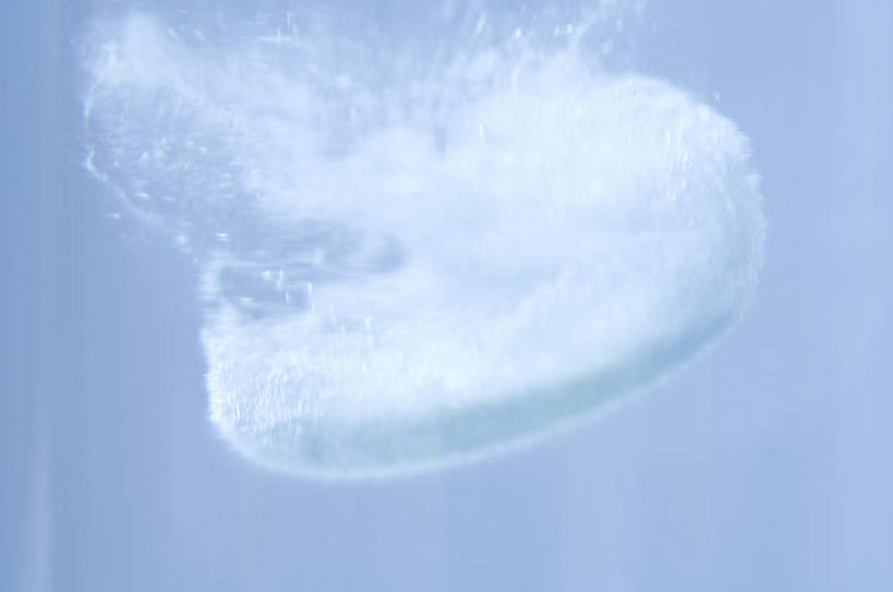 无人,横图,室内,特写,白天,正面,安全,水,静物,杯子,融化,药剂,药丸,液体,水滴,防护,药片,玻璃制品,蓝色,白色,水杯,药品,治疗,保护,药物,医疗,保险,预防,冲剂,平安,玻璃杯,彩图