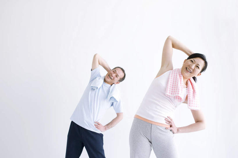 东方人,中年人,家庭,夫妻,站,笑,微笑,露齿笑,横图,室内,白天,白色背景,正面,爱情,锻炼,运动,亚洲,伸展,浪漫,黄种人,手叉腰,毛巾,叉腰,站着,温暖,温馨,一家人,恩爱,恋人,摄影,影棚,和睦,体育,男人,男性,女人,女性,中年男性,中年女性,亚洲人,夫妇,情侣,站立,半身,彩图,影棚拍摄,健身,拍摄,伴侣,融洽