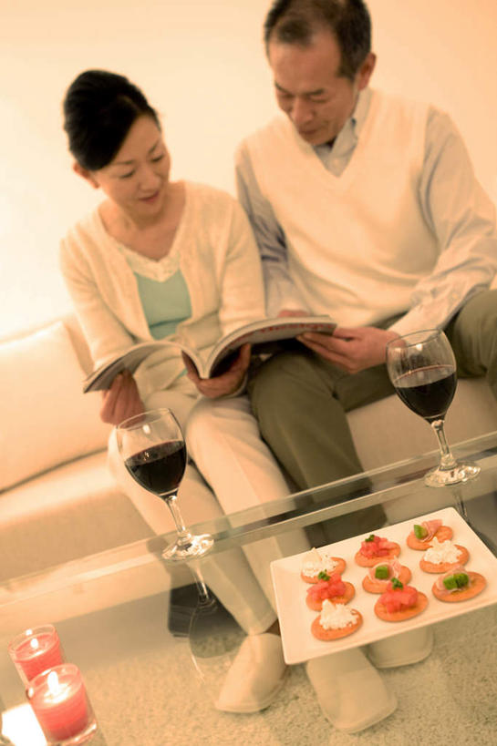 点心,东方人,两个人,夫妻,客厅,坐,竖图,俯视,室内,白天,爱情,下午茶,阅读,沙发,桌面,桌子,杂志,蜡烛,亚洲,一排,许多,学习,服装,朦胧,模糊,整齐,火焰,烛光,墙,食品,浪漫,燃烧,拿,拿着,注视,休闲装,黄种人,墙壁,墙面,食物,糕点,排列,衣服,黑色,低头,点燃,观察,看,休闲,休闲服,恩爱,读书,浏览,恋人,服饰,观看,察看,起居室,队列,关注,客堂,男人,男性,女人,女性,中年男性,中年女性,亚洲人,长发,夫妇,情侣,坐着,半身,彩图,高角度拍摄,伴侣,蛋糕,皮沙发