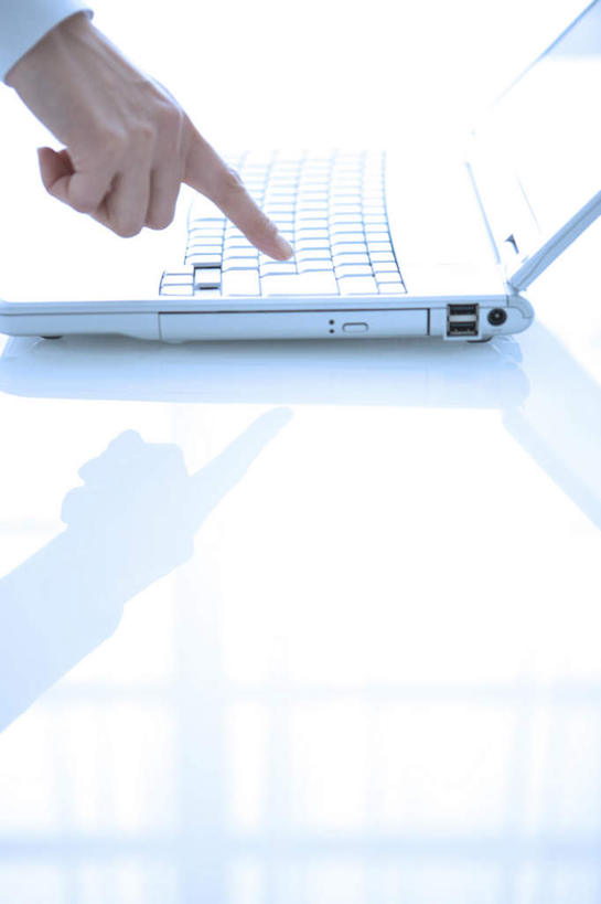 东方人,手,一个人,商务人士,商务男性,办公室,站,竖图,俯视,室内,特写,白天,衬衫,电脑,笔记本电脑,桌子,亚洲,仅一个男性,仅一个人,指,阴影,套装,反射,网络,影子,办公桌,领带,黄种人,方向,通讯设备,仅一个年轻男性,倒影,手势,站着,手部,手指,单手,无线,指向,象征,庄重,食指,通信设备,商务装,身份,无线网络,无线上网,便携式电脑,工薪阶层,正式,地位,手提电脑,年轻男性,亚洲人,年轻人,白领,上班族,站立,半身,彩图,高角度拍摄,衬衣