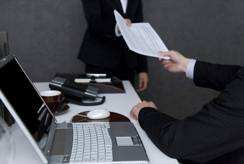 东方人,两个人,同事,商务人士,商务男性,商务女性,办公室,站,横图,俯视,室内,白天,衬衫,成功,合作,团队,集体,信心,电脑,笔记本电脑,桌子,亚洲,套装,传递,网络,材料,档案,文件,办公桌,墙,领带,拿,拿着,黄种人,通讯设备,队伍,墙壁,墙面,资料,站着,无线,领导,象征,庄重,成就,文档,通信设备,商务装,身份,无线网络,合伙,领袖,无线上网,便携式电脑,工薪阶层,正式,地位,手提电脑,男人,男性,年轻男性,年轻女性,女人,女性,亚洲人,年轻人,白领,上班族,站立,半身,彩图,高角度拍摄,衬衣