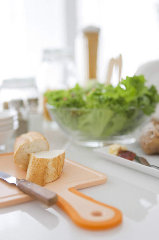 点心,面包,无人,竖图,俯视,室内,特写,白天,餐桌,桌子,蔬菜,叶子,金属制品,一把,切开,阴影,朦胧,模糊,新鲜,光线,金属,工具,影子,生菜,莴苣,食品,面点,绿叶,案板,刀具,半个,砧板,食物,糕点,阳光,刀,切,一半,嫩叶,有机食品,绿色食品,餐台,菜刀,剖面,切面,春菜,鹅仔菜,莴仔菜,千金菜,切菜刀,叶用莴苣,叶,叶片,彩图,高角度拍摄