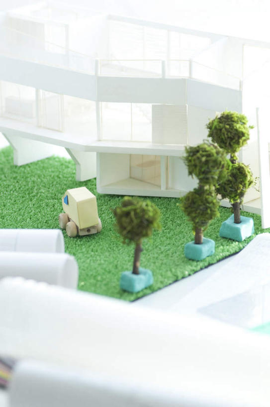 无人,家,竖图,俯视,室内,特写,白天,白色背景,草地,草坪,植物,别墅,汽车,静物,一辆,阴影,立体,光线,空间,木制,影子,房屋,屋子,公寓,灯光,洋房,楼房,住宅,车,草,树,树木,绿色,自然,模型,木制品,交通工具,轿车,规划,摄影,影棚,生长,成长,载具,直观,建筑模型,建筑设计,设计,彩图,高角度拍摄,影棚拍摄,拍摄,房子