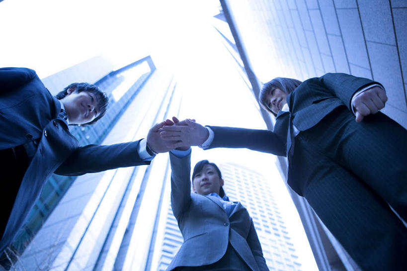 东方人,三个人,同事,商务人士,商务男性,商务女性,高楼大厦,站,横图,室外,白天,仰视,衬衫,成功,合作,团队,集体,信心,大厦,建筑,摩天大楼,亚洲,套装,云,云朵,领带,云彩,注视,黄种人,鼓励,队伍,蓝色,黑色,白云,蓝天,天空,天,观察,加油,看,手势,站着,叠加,打气,晴朗,观看,察看,领导,象征,庄重,成就,关注,鼓舞,商务装,身份,合伙,领袖,工薪阶层,正式,地位,男人,男性,年轻男性,年轻女性,女人,女性,亚洲人,年轻人,长发,白领,上班族,晴空,站立,半身,彩图,低角度拍摄,衬衣,大楼,高层建筑,高楼,摩天楼