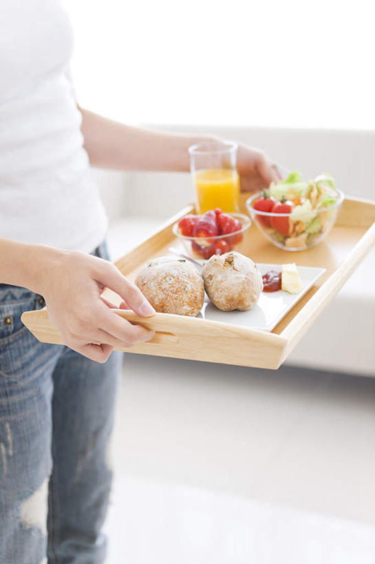 点心,面包,果汁,东方人,一个人,客厅,站,竖图,室内,白天,侧面,地板,沙发,杯子,托盘,亚洲,仅一个年轻女性,仅一个女性,仅一个人,阴影,服装,光线,影子,橙汁,食品,面点,地面,饮品,拿,拿着,休闲装,黄种人,木地板,玻璃制品,食物,糕点,饮料,衣服,阳光,水杯,站着,休闲,休闲服,服饰,起居室,可口,客堂,适口,年轻女性,女人,女性,亚洲人,玻璃杯,站立,半身,彩图,皮沙发