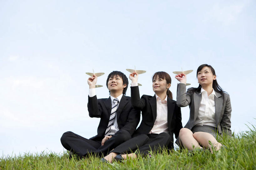 东方人,三个人,同事,商务人士,商务男性,商务女性,坐,横图,室外,白天,仰视,衬衫,成功,合作,团队,集体,信心,草地,草坪,植物,飞机,亚洲,套装,艺术,折纸,纸艺,手工艺品,云,云朵,领带,拿,云彩,拿着,注视,黄种人,文化,队伍,草,蓝色,绿色,黑色,白云,蓝天,天空,工艺品,天,观察,看,晴朗,观看,纸飞机,察看,领导,高雅,象征,庄重,成就,关注,商务装,身份,合伙,领袖,工薪阶层,工艺折纸,自信心,品位,正式,地位,男人,男性,年轻男性,年轻女性,女人,女性,亚洲人,年轻人,长发,白领,上班族,晴空,坐着,彩图,低角度拍摄,全身,衬衣