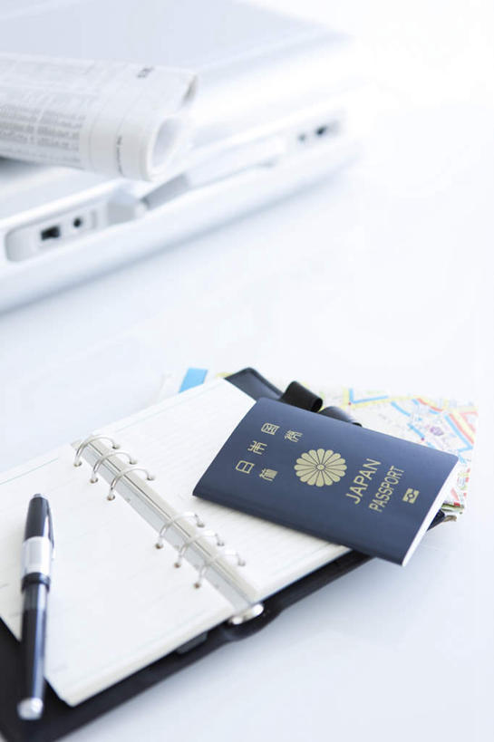 无人,竖图,俯视,室内,特写,白天,桌子,静物,一本,日文,英文,笔,标志,文字,字符,字母,办公桌,办公用品,记事本,圆珠笔,标识,文具,黑色,本子,笔记本,学习用品,打开,翻开,英文字母,护照,文具用品,一支,日语,空白,彩图,高角度拍摄