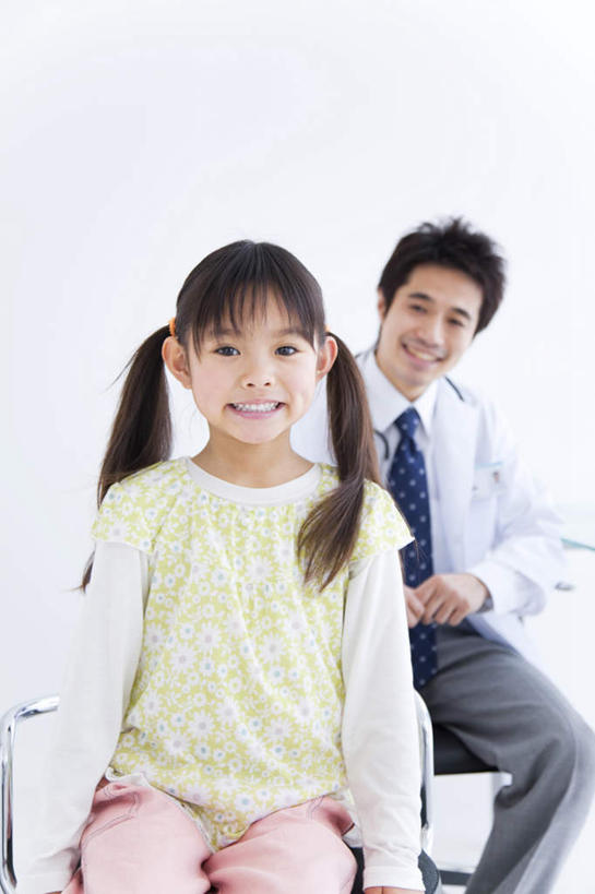 东方人,儿童,两个人,医生,坐,笑,微笑,露齿笑,竖图,室内,白天,白色背景,正面,纯洁,亚洲,服装,注视,休闲装,黄种人,小孩,衣服,黑色,观察,看,医护人员,医疗人员,休闲,休闲服,可爱,童年,童趣,摄影,服饰,影棚,观看,察看,白大褂,关注,童真,烂漫,无邪,天真,男人,男性,年轻男性,女孩,女人,女性,亚洲人,孩子,长发,大夫,坐着,半身,彩图,影棚拍摄,拍摄,女生
