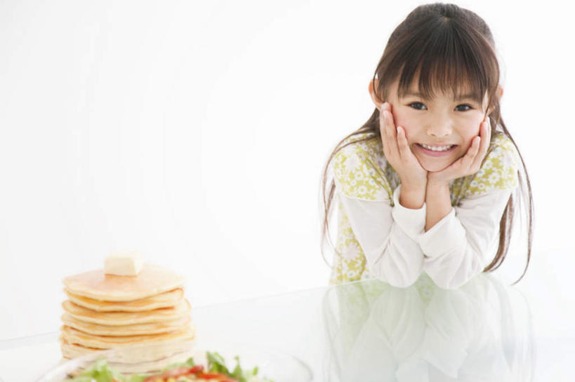 东方人,儿童,一个人,站,笑,微笑,露齿笑,横图,俯视,室内,白天,纯洁,蔬菜,餐具,水果,亚洲,仅一个女性,仅一个人,撑,服装,蔬菜沙拉,沙拉,托腮,注视,休闲装,黄种人,色拉,沙律,小孩,衣服,碗,观察,看,托,站着,仅一个小孩,休闲,休闲服,可爱,童年,童趣,服饰,有机食品,绿色食品,观看,色拉酱,察看,关注,托下巴,千岛酱,童真,烂漫,无邪,天真,女孩,女人,女性,亚洲人,孩子,进餐用具,烹调用具,站立,半身,彩图,高角度拍摄,女生