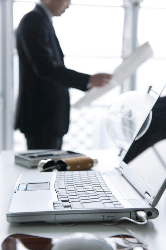 东方人,一个人,商务人士,商务男性,办公室,站,竖图,室内,白天,侧面,衬衫,电脑,笔记本电脑,桌子,亚洲,仅一个男性,仅一个人,套装,朦胧,模糊,网络,图纸,办公桌,领带,设计图,拿,拿着,黄种人,通讯设备,仅一个年轻男性,站着,无线,象征,庄重,通信设备,商务装,身份,无线网络,工程图,草图,蓝图,无线上网,便携式电脑,工薪阶层,正式,地位,手提电脑,年轻男性,亚洲人,年轻人,白领,上班族,设计,站立,半身,彩图,衬衣