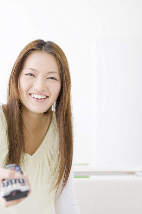 东方人,一个人,站,笑,微笑,露齿笑,竖图,室内,白天,白色背景,正面,亚洲,仅一个年轻女性,仅一个女性,仅一个人,服装,墙,棕色,注视,休闲装,黄种人,墙壁,墙面,衣服,观察,看,站着,休闲,休闲服,摄影,服饰,影棚,观看,察看,关注,年轻女性,女人,女性,亚洲人,长发,站立,半身,彩图,影棚拍摄,拍摄