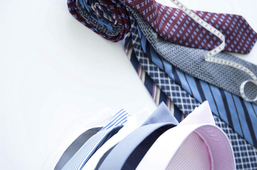 无人,横图,俯视,室内,特写,白天,白色背景,衬衫,桌面,桌子,静物,一排,许多,条纹,整齐,斑点,领带,折叠,排列,粉色,红色,蓝色,摄影,影棚,象征,庄重,队列,身份,正式,地位,彩图,高角度拍摄,影棚拍摄,衬衣,拍摄