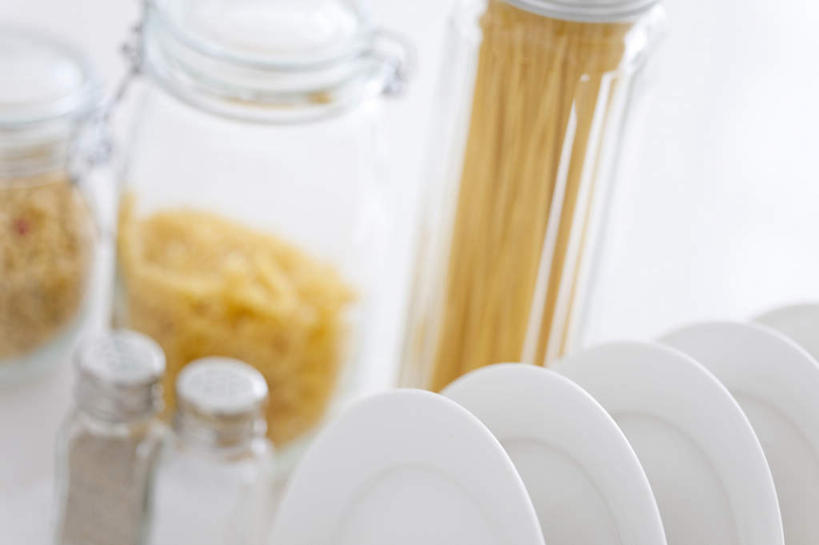 面食,面条,意大利面,无人,横图,俯视,室内,特写,白天,西餐,餐具,一排,朦胧,模糊,整齐,碟子,盘,面,料理,食品,玻璃制品,食物,排列,白色,盘子,玻璃瓶,瓶子,碟,西式,摄影,影棚,队列,彩图,高角度拍摄,影棚拍摄,拍摄