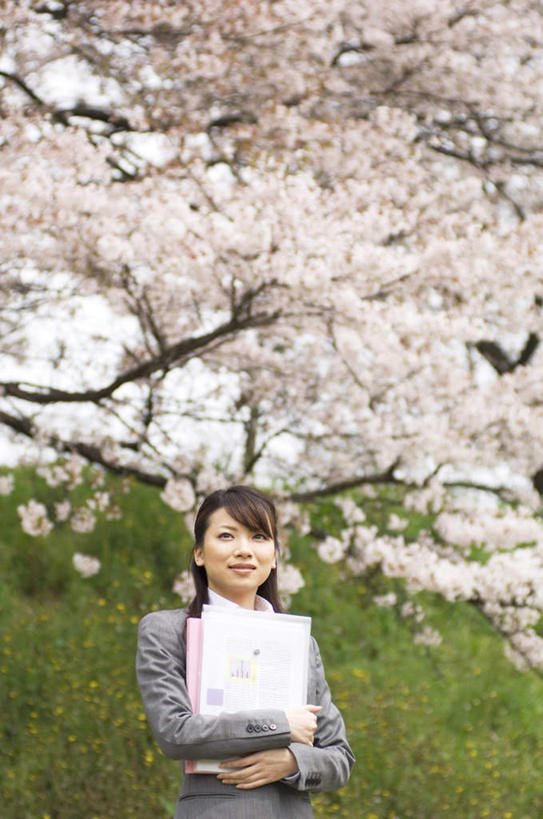 东方人,一个人,商务人士,商务女性,站,抱,竖图,室外,白天,正面,衬衫,幸福,纯洁,草地,草坪,植物,樱花,亚洲,仅一个年轻女性,仅一个女性,仅一个人,套装,盛开,材料,档案,文件,花蕾,注视,黄种人,草,花,花瓣,花朵,鲜花,树,树木,粉色,绿色,黑色,自然,资料,花苞,花蕊,观察,看,站着,生长,成长,抱着,观看,等待,察看,搂着,生命,关注,文档,商务装,工薪阶层,仙樱花,福岛樱,青肤樱,高尚,热烈,年轻女性,亚洲人,年轻人,长发,白领,上班族,荆桃,搂,搂抱,站立,半身,彩图,衬衣