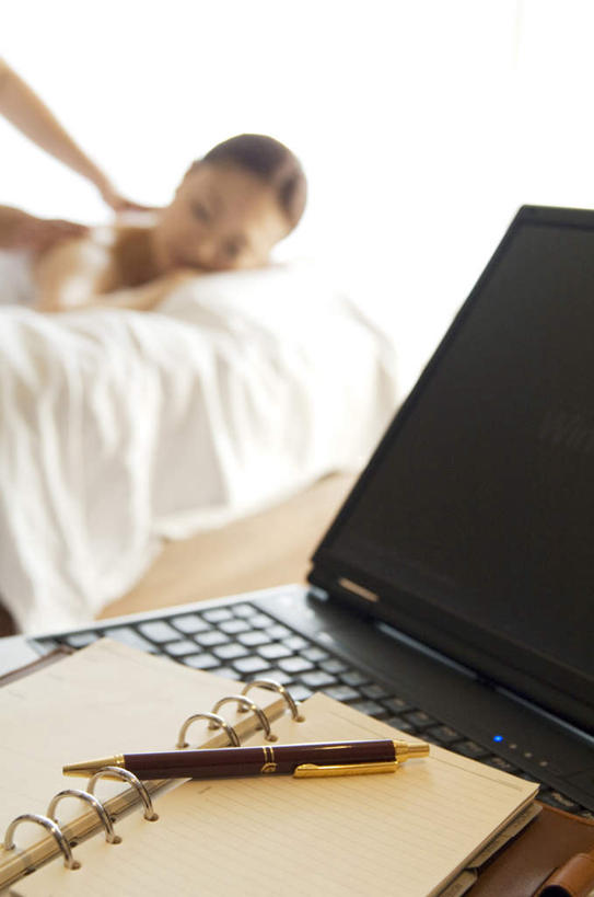 东方人,两个人,按摩师,站,闭眼,竖图,室内,白天,正面,按摩,电脑,笔记本电脑,桌子,亚洲,服装,朦胧,模糊,网络,笔,办公桌,办公用品,圆珠笔,休闲装,黄种人,通讯设备,文具,衣服,学习用品,趴着,站着,休闲,休闲服,服饰,文具用品,无线,通信设备,无线网络,无线上网,便携式电脑,指压,手提电脑,年轻女性,女人,女性,亚洲人,技师,闭眼睛,闭着眼,闭着眼睛,趴,站立,半身,彩图,推拿