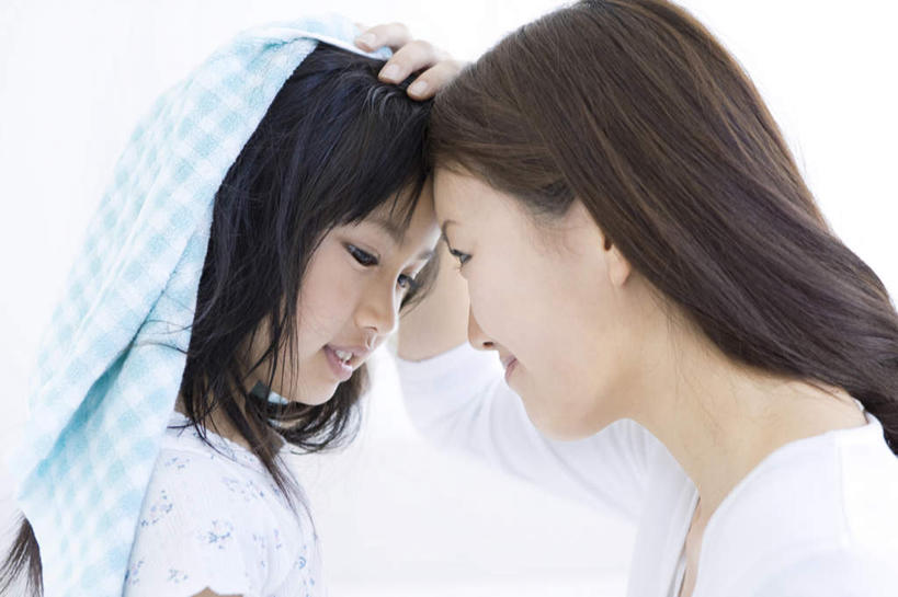 东方人,儿童,两个人,家庭,母亲,女儿,站,摸,横图,室内,白天,白色背景,侧面,纯洁,亚洲,抚摸,条纹,服装,纺织物,注视,休闲装,黄种人,小孩,衣服,蓝色,毛巾,观察,看,清洁,站着,休闲,温暖,温馨,母女,一家人,休闲服,可爱,母爱,童年,童趣,摄影,服饰,影棚,观看,保暖,和睦,察看,关注,童真,透气,烂漫,无邪,防水,储水,耐磨,吸水,天真,年轻女性,女孩,女人,女性,亚洲人,孩子,年轻人,触摸,接触,站立,半身,彩图,影棚拍摄,拍摄,融洽,女生