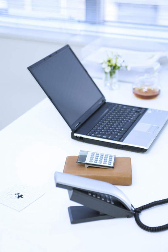 无人,打电话,竖图,俯视,室内,特写,白天,计算器,电脑,笔记本电脑,植物,桌子,静物,电话,计算,科学,网络,盆栽,办公桌,办公用品,盆景,通讯设备,绿色,自然,话筒,电话线,理财,财务,生长,成长,一台,一盆,无线,数学,通信设备,无线网络,无线上网,便携式电脑,一部,交流,手提电脑,电话机,沟通,通话,彩图,高角度拍摄