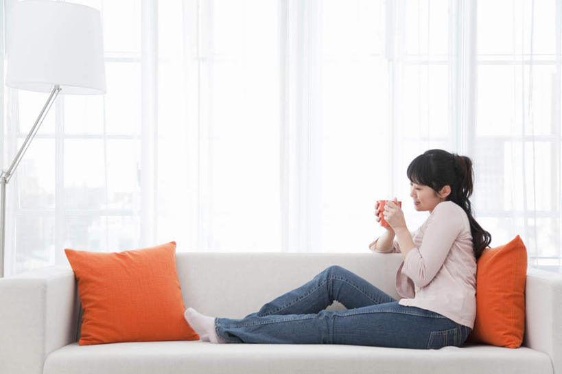 东方人,一个人,客厅,坐,横图,室内,白天,侧面,窗帘,靠垫,沙发,杯子,亚洲,仅一个年轻女性,仅一个女性,仅一个人,服装,装饰,瓷器,咖啡杯,靠枕,陶瓷制品,一杯,拿,拿着,注视,休闲装,黄种人,衣服,帘子,垫子,枕头,观察,看,休闲,休闲服,橙色,遮阳,服饰,观看,华丽,修饰,点缀,察看,起居室,关注,瓷杯,衬托,美观,雅致,雅观,客堂,年轻女性,女人,女性,亚洲人,坐着,彩图,全身,皮沙发