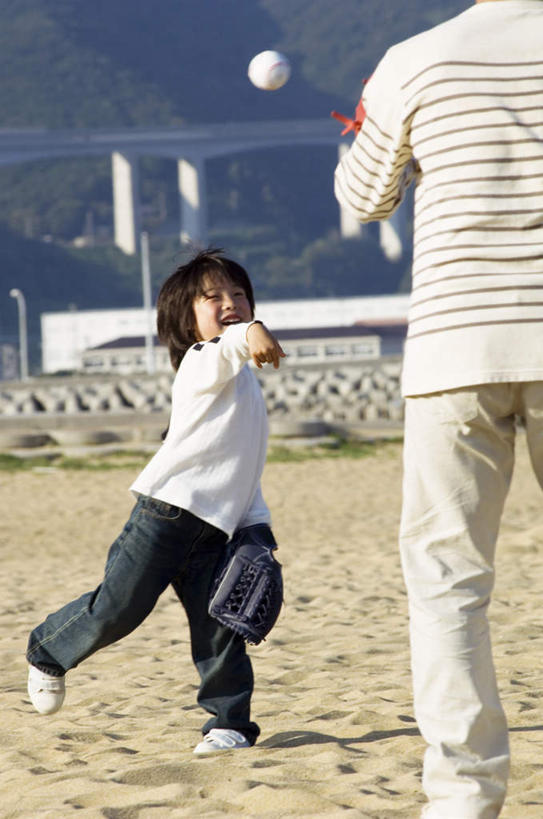 东方人,儿童,两个人,家庭,父亲,儿子,运动员,棒球运动员,站,竖图,室外,白天,正面,锻炼,纯洁,运动,棒球,垒球,沙滩,亚洲,阴影,服装,光线,棒球手套,沙子,影子,海岸,沙地,拿,拿着,注视,休闲装,黄种人,球,小孩,衣服,阳光,手套,观察,看,站着,休闲,温暖,温馨,父子,一家人,休闲服,父爱,可爱,童年,童趣,服饰,观看,和睦,察看,关注,童真,烂漫,无邪,棒球球员,体育,天真,男孩,男人,男性,年轻男性,亚洲人,孩子,年轻人,海滩,体育运动员,运动选手,站立,彩图,全身,健身,融洽,男生