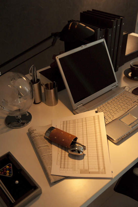 无人,竖图,俯视,室内,特写,白天,电脑,笔记本电脑,桌子,静物,报纸,阴影,光线,网络,信息,材料,档案,文件,影子,办公桌,灯光,通讯设备,资料,新闻,无线,文档,通信设备,无线网络,无线上网,便携式电脑,手提电脑,彩图,高角度拍摄,报刊