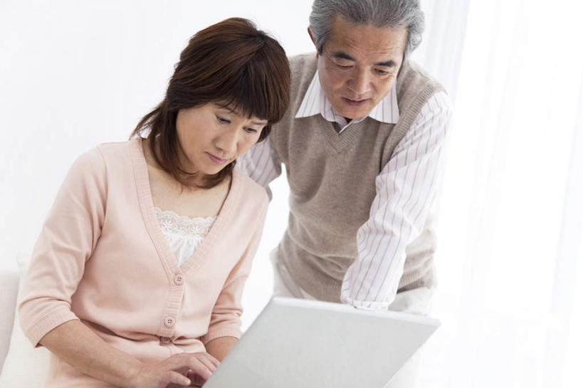 东方人,两个人,夫妻,站,坐,说,横图,室内,白天,白色背景,正面,爱情,讨论,电脑,笔记本电脑,亚洲,服装,网络,浪漫,注视,休闲装,黄种人,通讯设备,衣服,观察,看,站着,休闲,休闲服,恩爱,恋人,摄影,服饰,影棚,观看,察看,无线,关注,通信设备,无线网络,无线上网,便携式电脑,交流,手提电脑,男人,男性,女人,女性,中年男性,中年女性,亚洲人,夫妇,情侣,沟通,讲话,交谈,商讨,说话,谈话,站立,坐着,半身,彩图,影棚拍摄,拍摄,伴侣