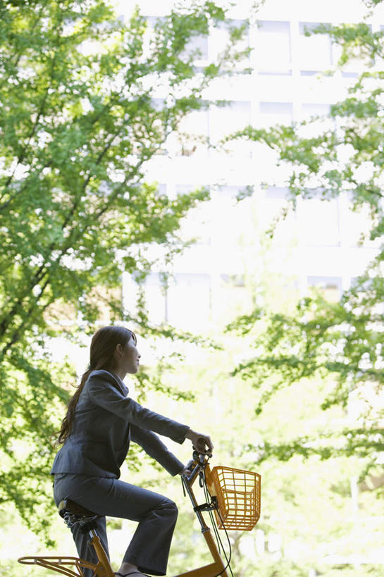 东方人,一个人,坐,竖图,室外,白天,仰视,植物,自行车,亚洲,仅一个年轻女性,仅一个女性,仅一个人,服装,注视,休闲装,黄种人,车,脚踏车,树,树木,衣服,绿色,自然,交通工具,观察,看,骑车,休闲,休闲服,服饰,生长,成长,观看,察看,关注,载具,年轻女性,女人,女性,亚洲人,坐着,半身,彩图,低角度拍摄