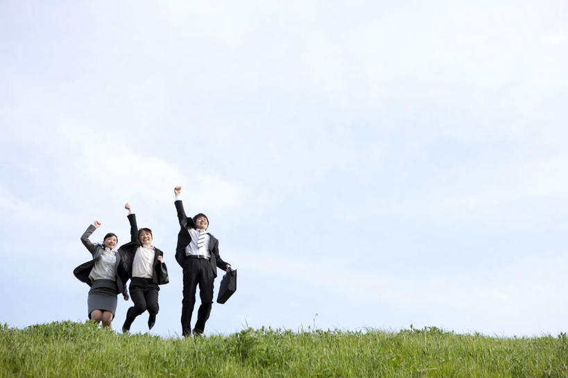 东方人,三个人,同事,商务人士,商务男性,商务女性,站,跳,举,横图,室外,白天,仰视,衬衫,成功,合作,团队,集体,信心,草地,草坪,植物,亚洲,套装,云,云朵,云彩,注视,黄种人,队伍,草,蓝色,绿色,白云,蓝天,天空,天,观察,看,托,站着,晴朗,观看,察看,领导,成就,关注,商务装,合伙,领袖,工薪阶层,男人,男性,年轻男性,年轻女性,女人,女性,亚洲人,白领,上班族,晴空,举起,举手,举着,跳跃,向上举,向上伸,向上托,站立,彩图,低角度拍摄,全身,衬衣