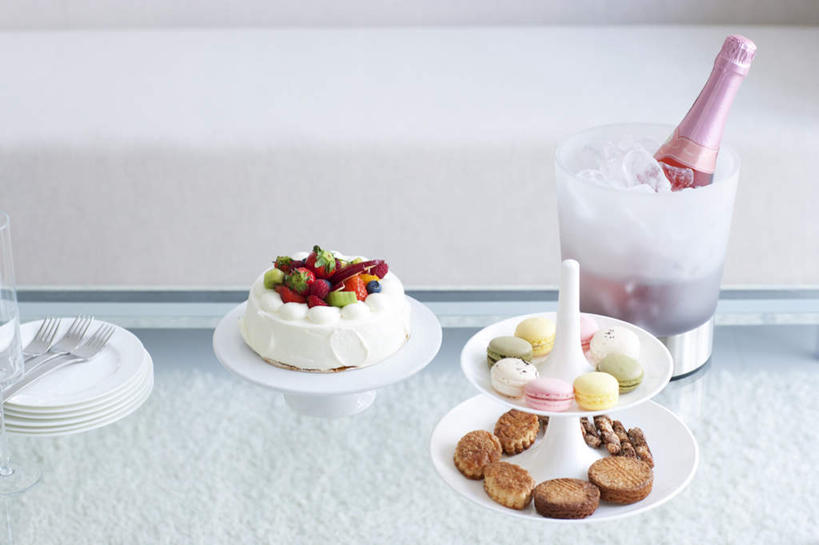 点心,葡萄酒,无人,客厅,横图,俯视,室内,特写,白天,白色背景,奢侈,下午茶,快乐,沙发,餐具,许多,环绕,围绕,碟子,盘,铁桶,桶,冰,冰块,食品,甜点,甜品,浪漫,冷冻,酒,食物,糕点,饮料,排列,一个,盘子,容器,碟,甜食,香槟,寒冷,诱惑,摄影,影棚,冷藏,单个,储藏,冰冷,起居室,储存,队列,冰桶,香槟桶,气泡酒,起泡酒,汽酒,保鲜,马卡龙,玛卡龙,杏仁小圆饼,客堂,彩图,高角度拍摄,影棚拍摄,高兴,欢笑,拍摄,贮存,蛋糕,皮沙发