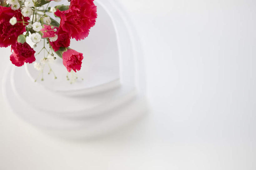 无人,横图,俯视,室内,特写,白天,白色背景,爱情,热情,桌子,康乃馨,母亲节,许多,节日,爱心,庆祝,盛开,纸盒,办公桌,浪漫,祝福,花蕾,文化,盒子,花,花瓣,花朵,鲜花,红色,白色,包装盒,花苞,花蕊,庆典,温暖,温馨,心形,恩爱,母爱,清纯,摄影,影棚,纪念,和睦,亲情,思念,宽容,热恋,真挚,热心,麝香石竹,石竹,香石竹,心型,彩图,高角度拍摄,影棚拍摄,拍摄,魅力,融洽