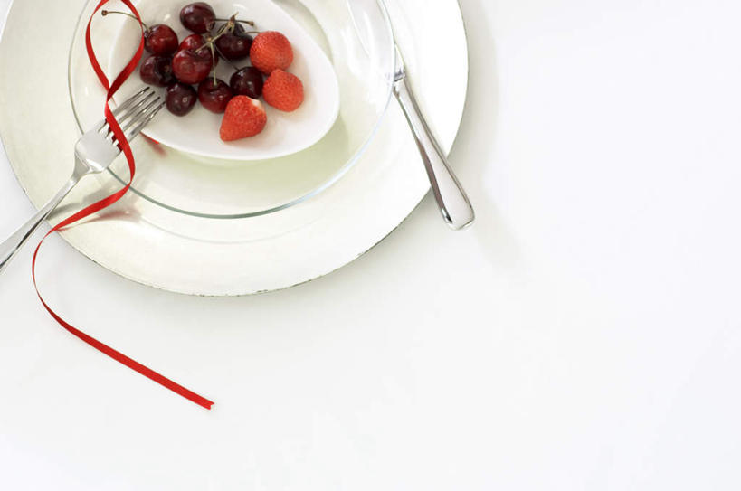 无人,横图,俯视,室内,特写,白天,白色背景,餐桌,桌子,草莓,浆果,樱桃,餐具,水果,一把,一堆,一根,许多,堆叠,堆积,新鲜,叉子,刀叉,丝绸,丝带,生食,食品,果实,缎带,绸带,食物,红色,摄影,有机食品,绿色食品,影棚,餐台,堆,餐叉,进餐用具,樱珠,莺桃,英桃,洋莓,楔桃,水果皇后,牛桃,荆桃,红莓,地莓,彩图,高角度拍摄,影棚拍摄,拍摄