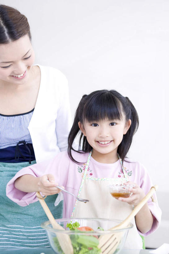 东方人,儿童,两个人,家庭,母亲,女儿,站,竖图,室内,白天,白色背景,正面,纯洁,蔬菜,水果,玻璃,亚洲,服装,勺子,蔬菜沙拉,沙拉,拿,拿着,注视,休闲装,黄种人,色拉,沙律,玻璃制品,小孩,衣服,调羹,汤匙,碗,观察,看,站着,休闲,温暖,温馨,母女,一家人,休闲服,可爱,母爱,童年,童趣,摄影,服饰,有机食品,绿色食品,影棚,观看,色拉酱,和睦,察看,关注,千岛酱,童真,烂漫,无邪,天真,年轻女性,女孩,女人,女性,亚洲人,孩子,年轻人,站立,半身,彩图,影棚拍摄,拍摄,融洽,女生