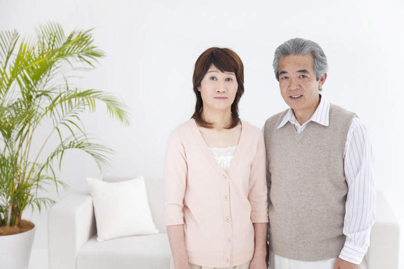 东方人,两个人,夫妻,客厅,站,笑,微笑,横图,室内,白天,白色背景,正面,爱情,植物,靠垫,沙发,亚洲,服装,盆栽,靠枕,盆景,浪漫,注视,休闲装,黄种人,衣服,绿色,自然,垫子,枕头,观察,看,站着,休闲,休闲服,恩爱,恋人,摄影,服饰,影棚,生长,成长,观看,察看,起居室,关注,客堂,男人,男性,女人,女性,中年男性,中年女性,亚洲人,夫妇,情侣,站立,半身,彩图,影棚拍摄,拍摄,伴侣,皮沙发