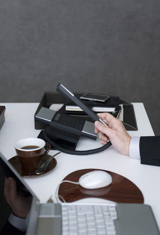 东方人,手,一个人,商务人士,商务女性,办公室,站,竖图,俯视,室内,特写,白天,衬衫,电脑,笔记本电脑,桌子,亚洲,仅一个年轻女性,仅一个女性,仅一个人,套装,网络,笔,办公桌,墙,办公用品,圆珠笔,拿,拿着,注视,黄种人,通讯设备,墙壁,墙面,文具,学习用品,观察,看,站着,手部,观看,单手,文具用品,察看,无线,关注,通信设备,商务装,无线网络,无线上网,便携式电脑,工薪阶层,手提电脑,年轻女性,亚洲人,年轻人,白领,上班族,站立,半身,彩图,高角度拍摄,衬衣