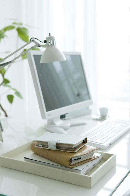 无人,竖图,俯视,室内,特写,白天,电脑,显示器,鼠标,键盘,植物,窗户,台灯,桌子,静物,书籍,照明,一堆,许多,阴影,堆叠,堆积,光线,网络,盆栽,影子,灯光,盆景,输入设备,通讯设备,书桌,玻璃窗,灯,绿色,阳光,自然,课桌,灯具,台式电脑,生长,成长,堆,一台,照亮,照明设备,通信设备,输出设备,书,图书,彩图,高角度拍摄