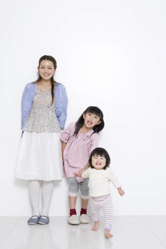 东方人,儿童,三个人,家庭,母亲,女儿,站,握手,笑,微笑,竖图,室内,白天,正面,纯洁,亚洲,服装,墙,拿,拿着,注视,休闲装,黄种人,墙壁,墙面,小孩,衣服,白板,观察,看,站着,休闲,温暖,温馨,母女,一家人,休闲服,可爱,母爱,童年,童趣,服饰,观看,和睦,察看,关注,记录板,童真,烂漫,无邪,记事板,天真,年轻女性,女孩,女人,女性,亚洲人,孩子,年轻人,搀手,拉手,手拉手,手握手,站立,彩图,全身,融洽,女生