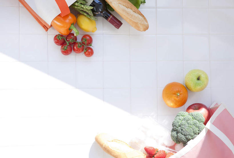 无人,横图,俯视,室内,特写,白天,桌子,柑橘,樱桃,西红柿,水果,阴影,新鲜,光线,影子,办公桌,花菜,花椰菜,西兰花,生食,食品,果实,食物,阳光,有机食品,绿色食品,樱珠,莺桃,英桃,楔桃,牛桃,橘子,桔子,荆桃,橙子,橙,樱桃番茄,圣女果,番茄,彩图,高角度拍摄