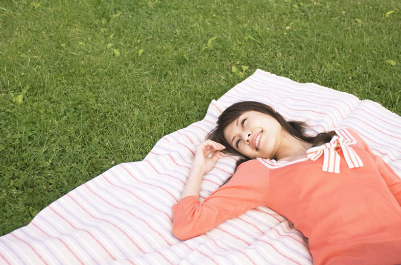 东方人,一个人,躺,横图,俯视,室外,白天,草地,草坪,植物,纺织品,亚洲,仅一个年轻女性,仅一个女性,仅一个人,服装,装饰,毛毯,毯子,注视,休闲装,黄种人,草,纺织,衣服,绿色,垫子,观察,看,休闲,温暖,休闲服,服饰,观看,华丽,修饰,点缀,察看,关注,衬托,美观,雅致,雅观,年轻女性,女人,女性,亚洲人,躺着,半身,彩图,高角度拍摄