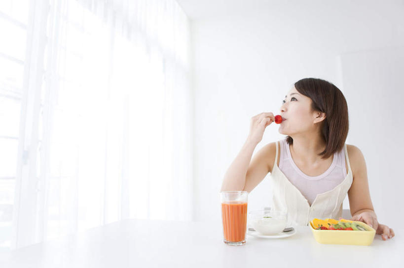 果汁,东方人,一个人,坐,吃,横图,室内,白天,正面,餐桌,窗帘,桌子,草莓,浆果,猕猴桃,杯子,餐具,亚洲,仅一个年轻女性,仅一个女性,仅一个人,服装,装饰,碟子,盘,饮品,拿,拿着,注视,休闲装,黄种人,玻璃制品,饮料,衣服,帘子,盘子,水杯,碟,观察,看,休闲,休闲服,遮阳,服饰,餐台,观看,华丽,修饰,点缀,察看,关注,可口,衬托,美观,雅致,雅观,适口,年轻女性,女人,女性,亚洲人,玻璃杯,洋莓,水果皇后,奇异果,猕猴梨,红莓,地莓,嚼,食,坐着,半身,彩图