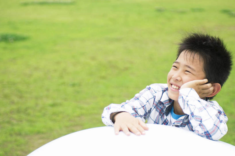 东方人,儿童,一个人,坐,笑,微笑,露齿笑,横图,俯视,室外,白天,纯洁,草地,草坪,植物,餐桌,桌子,亚洲,仅一个男性,仅一个人,撑,服装,托腮,注视,休闲装,黄种人,草,小孩,衣服,绿色,观察,看,托,仅一个小孩,休闲,休闲服,可爱,童年,童趣,服饰,餐台,观看,察看,关注,托下巴,童真,烂漫,无邪,天真,男孩,男人,男性,亚洲人,孩子,坐着,半身,彩图,高角度拍摄,男生