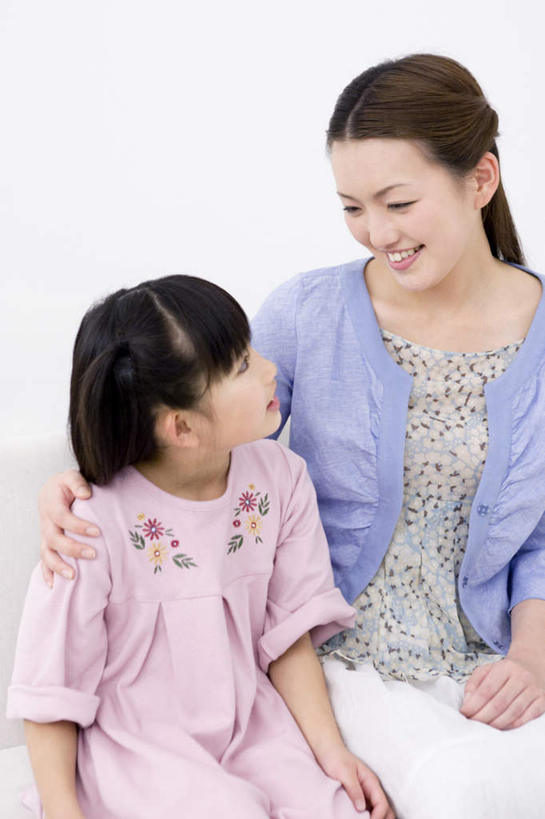 东方人,儿童,两个人,家庭,母亲,女儿,坐,笑,微笑,露齿笑,竖图,室内,白天,白色背景,正面,纯洁,亚洲,服装,注视,休闲装,黄种人,相视,小孩,衣服,粉色,蓝色,观察,看,休闲,温暖,温馨,母女,一家人,面对面,休闲服,可爱,母爱,童年,童趣,摄影,服饰,影棚,观看,对视,和睦,察看,关注,相对,童真,烂漫,无邪,相看,天真,年轻女性,女孩,女人,女性,亚洲人,孩子,年轻人,坐着,半身,彩图,影棚拍摄,拍摄,融洽,女生