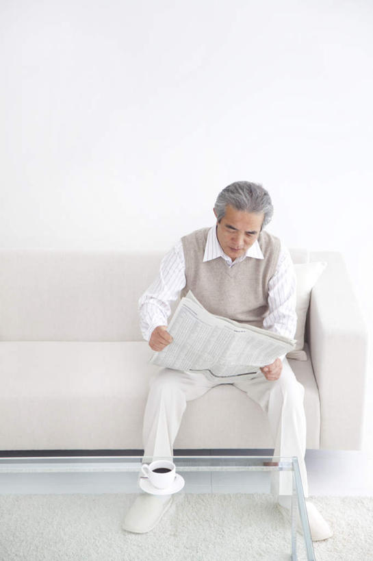 东方人,一个人,客厅,坐,竖图,室内,白天,白色背景,正面,衬衫,阅读,沙发,报纸,亚洲,仅一个男性,仅一个人,学习,服装,墙,拿,拿着,注视,休闲装,黄种人,墙壁,墙面,衣服,白色,观察,看,仅一个老年男性,休闲,休闲服,浏览,摄影,服饰,影棚,观看,察看,起居室,关注,客堂,老年男性,男人,男性,亚洲人,坐着,彩图,全身,影棚拍摄,衬衣,拍摄,皮沙发