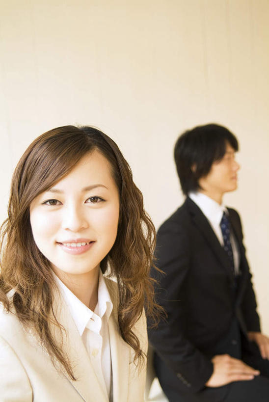 东方人,两个人,同事,商务人士,商务男性,商务女性,办公室,站,笑,微笑,露齿笑,竖图,室内,白天,正面,衬衫,成功,合作,团队,集体,信心,亚洲,套装,领带,注视,黄种人,队伍,观察,看,站着,观看,察看,领导,象征,庄重,成就,关注,商务装,身份,合伙,领袖,工薪阶层,正式,地位,男人,男性,年轻男性,年轻女性,女人,女性,亚洲人,年轻人,白领,上班族,站立,半身,彩图,衬衣