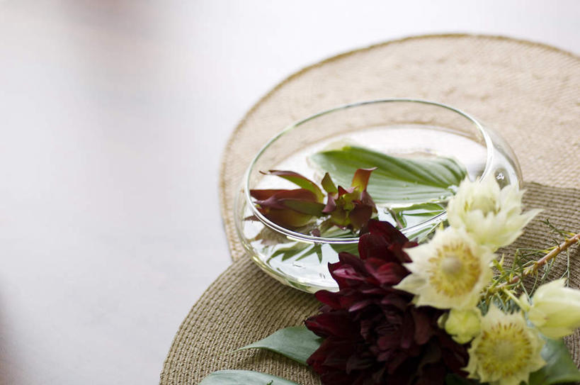 无人,横图,俯视,室内,特写,白天,水,餐具,托盘,玻璃,朦胧,模糊,漂浮,盛开,透明,碟子,盘,液体,水滴,花蕾,竹扁,玻璃制品,花,花瓣,花朵,鲜花,两朵,一个,红色,白色,盘子,容器,碟,花苞,花蕊,竹编,单个,储藏,储存,彩图,高角度拍摄,贮存