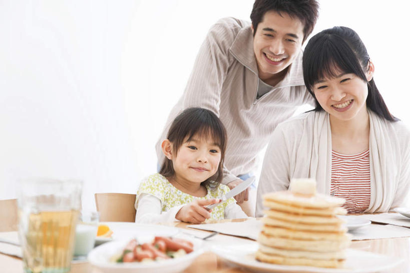 点心,东方人,儿童,三个人,家庭,夫妻,母亲,父亲,女儿,站,坐,笑,微笑,露齿笑,横图,室内,白天,正面,爱情,纯洁,餐桌,桌子,杯子,餐具,亚洲,一堆,堆叠,堆积,服装,碟子,盘,饭厅,墙,食品,浪漫,注视,休闲装,黄种人,墙壁,墙面,玻璃制品,食物,小孩,衣服,盘子,水杯,碟,饼干,零食,观察,看,站着,休闲,温暖,温馨,父女,母女,三口之家,一家人,休闲服,恩爱,父爱,可爱,母爱,童年,童趣,恋人,服饰,餐台,观看,堆,和睦,察看,关注,童真,烂漫,无邪,天真,男人,男性,年轻男性,年轻女性,女孩,女人,女性,亚洲人,孩子,年轻人,夫妇,情侣,玻璃杯,站立,坐着,半身,彩图,伴侣,融洽,女生