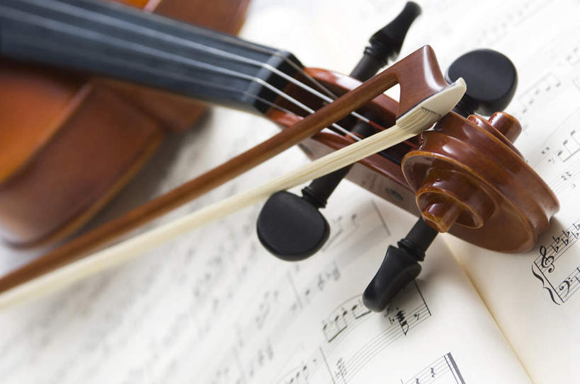 无人,横图,室内,特写,白天,白色背景,正面,静物,书籍,一把,乐谱,乐器,五线谱,弦乐器,小提琴,音乐,摄影,影棚,节拍,弓拉弦乐器,弓拉弦鸣乐器,音符,符头,符干,符尾,乐章,彩图,影棚拍摄,拍摄